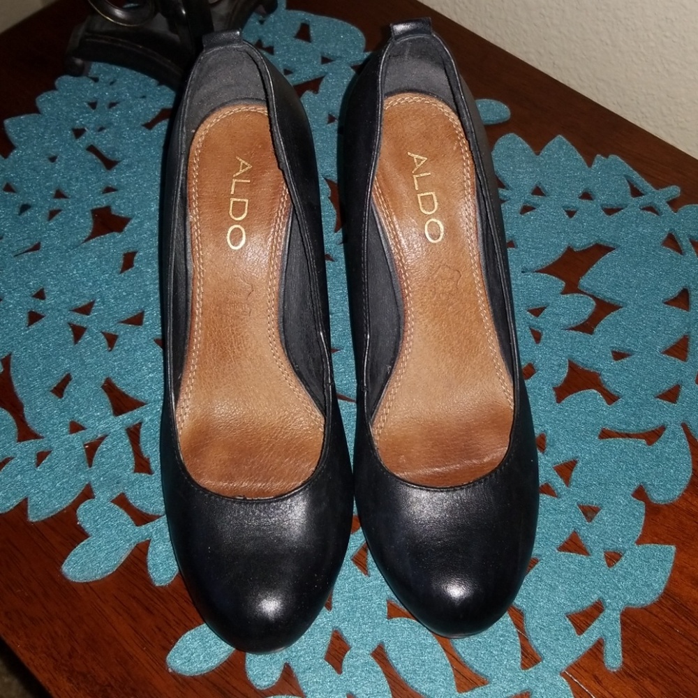 Also black pumps